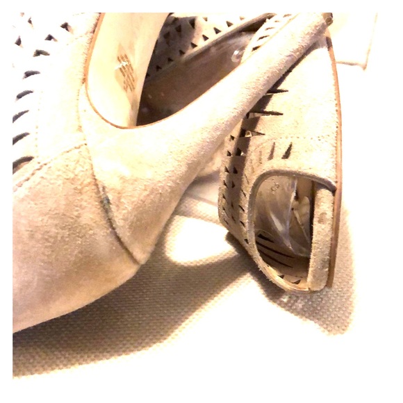 ✨HP✨Delfino Laser Cut Sandals by Ivanka Trump - Picture 8 of 8